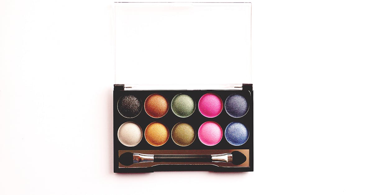 How to Design Eye Makeup for Blue Eyes: Warm Contrast Shades for High Impact