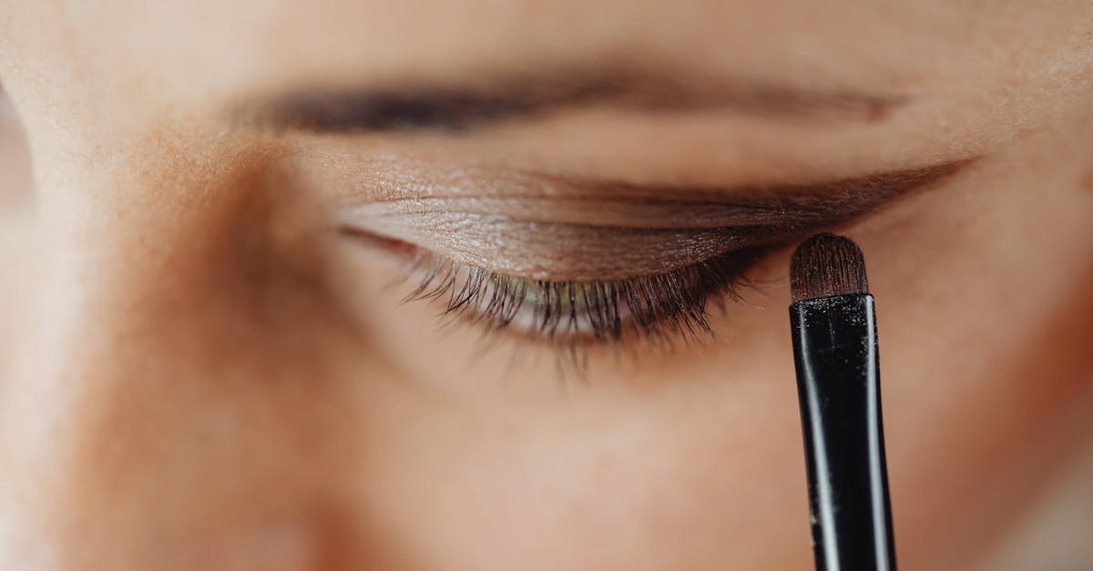How to Choose Eye Makeup for Brown Eyes: Colors and Techniques to Make Irises Pop